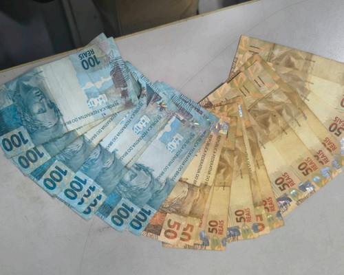 Policiais encontram droga e R$1550,00 e homem acaba preso por ordem judicial e em flagrante delito