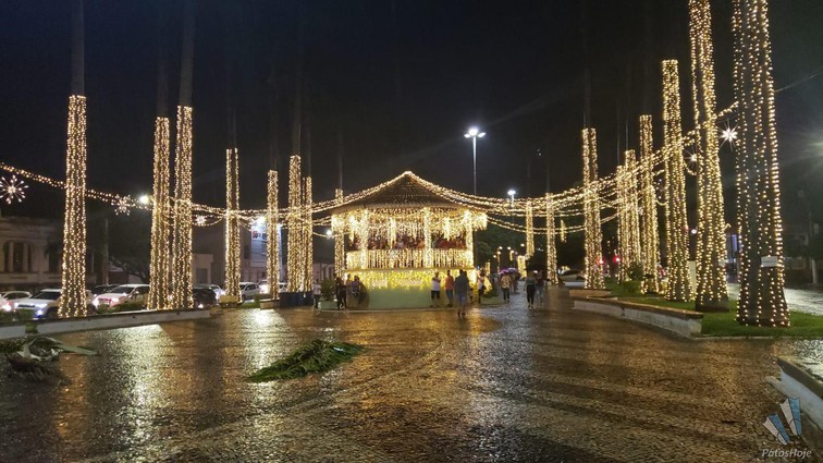 Prefeitura inaugura iluminação especial de Natal em Patos de Minas  promovendo a Chegada do Papai Noel