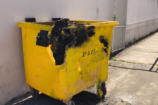 Paciente de 31 anos incendeia container após ameaçar colocar fogo no CAPS AD
