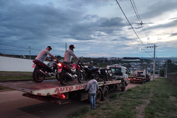 Operação da Polícia Militar apreende motocicletas e sete pessoas acabam na delegacia em Patos de Minas