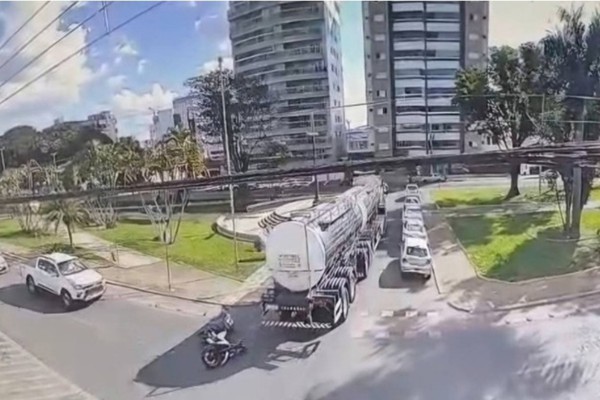 Motorista de bitrem é preso em flagrante após acidente com moto no Centro de Patos de Minas