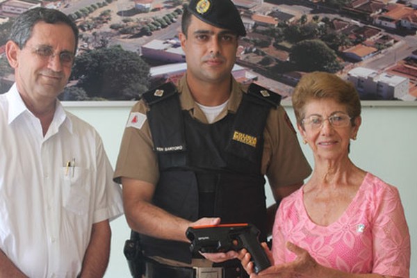 CONSEP faz doação de arma de choque não letal para a Polícia Militar de Presidente Olegário