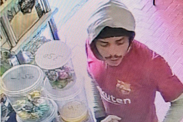 Imagens mostram suspeito de assaltar padaria na avenida Brasil e fugir de bicicleta