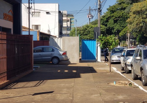 População reclama de obstrução de calçadas em Patos de Minas; saiba o que diz código de postura