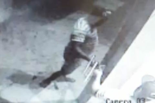 Homem é flagrado por câmera tentando abrir porta de consultório com clipes em Patos de Minas