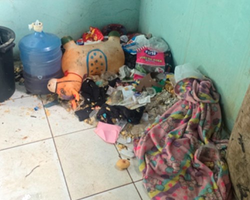 Menino de 2 anos é encontrado sozinho em meio ao lixo no bairro Vila Garcia; mãe alegou depressão, mas foi presa