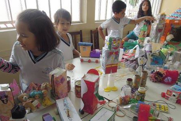 Estudantes constroem brinquedos com materiais recicláveis e dão lição de preservação