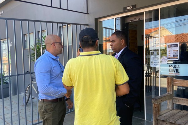 Suspeito de tentar matar padrasto a tiros se apresenta à Polícia Civil em Patos de Minas