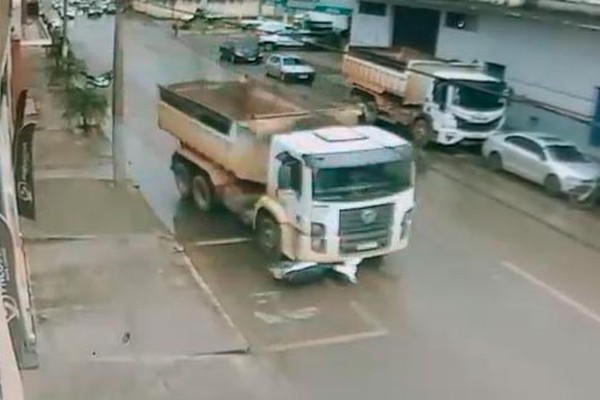 Câmera de segurança flagra caminhão arrastando motoneta que estava estacionada em Patos de Minas; veja