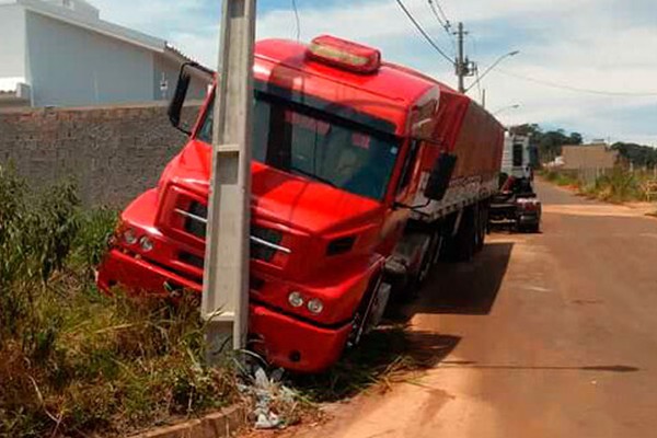 Motorista se esquece de puxar o freio de mão, carreta desce e quebra poste em Patos de Minas
