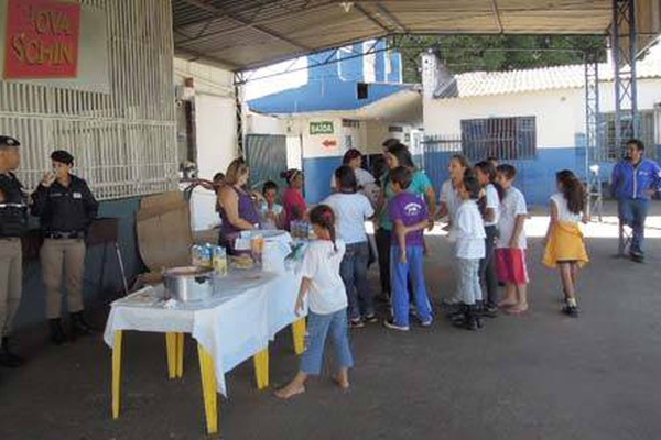 URT recebe o apoio de crianças às vésperas de partida decisiva no Mineiro do Módulo II