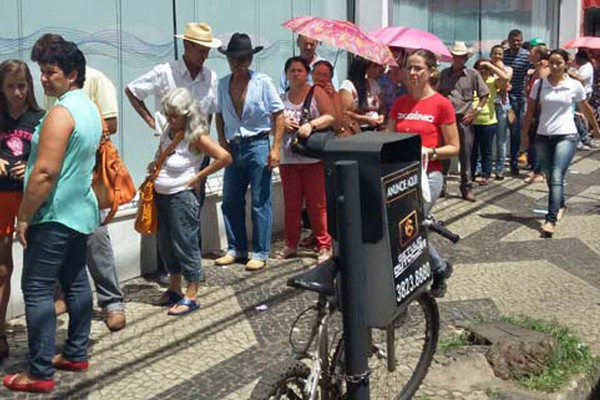 Aposentados enfrentam o calor e filas gigantes para sacar o benefício em Patos de Minas