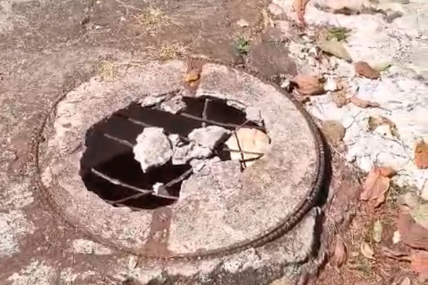 Buraco se abre em calçada próximo a Unidade de Saúde e vira armadilha para pedestres