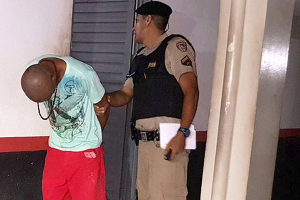 Vizinho avisa a polícia e ladrão é preso dentro de residência no bairro Jardim Vitória
