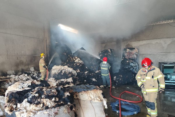 Solda em telhado vizinho pode ter sido a causa de incêndio de grandes proporções em fábrica de estopas