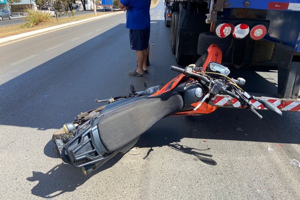 Motociclista fica ferido após bater em carreta parada na avenida JK, em Patos de Minas