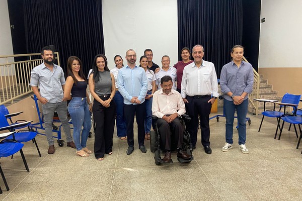 Sicoob Credicopa doa andadores ortopédicos à APAE de Patos de Minas