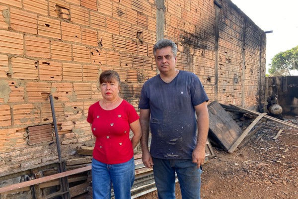 Família pede ajuda após incêndio destruir marcenaria que sustentava a casa há 30 anos