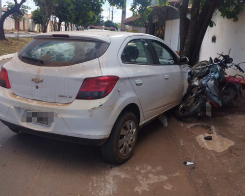 Motorista desvia a atenção para ver mensagem no celular e bate em várias motocicletas estacionadas
