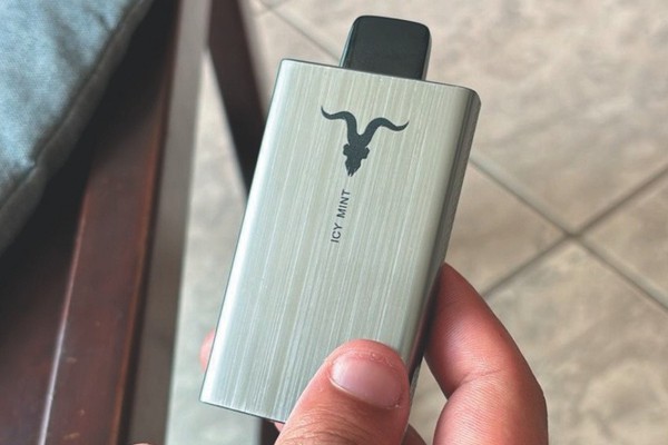 Mulher desconfia de traição após encontrar VAPE, inicia discussão e marido vai parar na delegacia