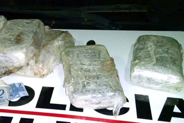 Polícia Militar apreende mulher de traficante com 6kg de pasta base de cocaína na BR 365
