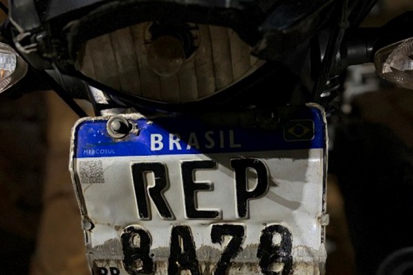 Jovem sem CNH é preso com moto vermelha pintada de preto e azul e com placa adulterada