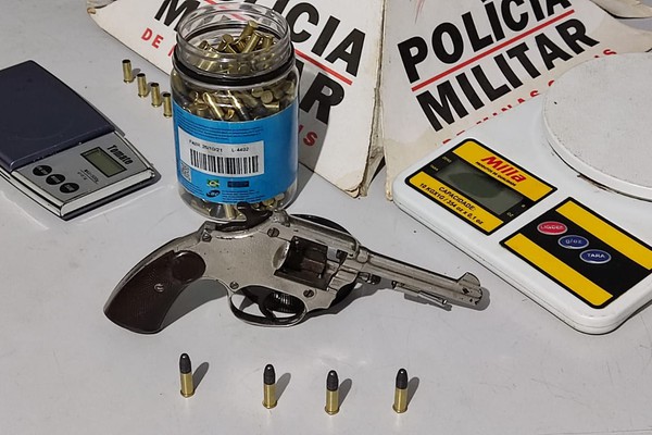 PM recebe denúncia de disparos e prende jovem com revólver e centenas de munições em Patos de Minas