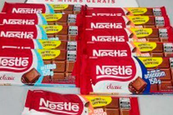 Homens são presos comendo chocolate após furtarem 11 barras em uma drogaria