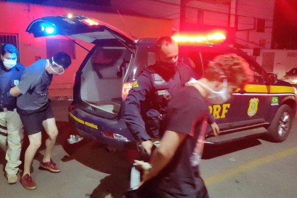 PRF localiza diversos tabletes de maconha em carro na BR365 e prende 3 jovens em Patos de Minas