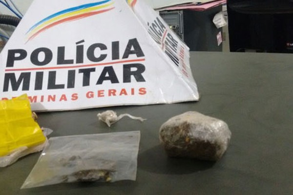 Mãe e filho são presos pela PM por tráfico de drogas no bairro Abner Afonso em Patos de Minas