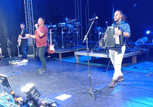Washinton Luís e Fabiano divertem um grande público com o sucesso “Casca de Bala”; veja ao vivo
