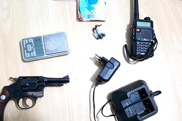 PC prende jovem com arma, haxixe, cocaína, rádio comunicador e dinheiro em Patos de Minas