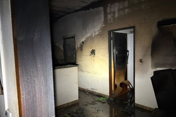 Incêndio atinge cômodos de residência e mobiliza Corpo de Bombeiros em Presidente Olegário