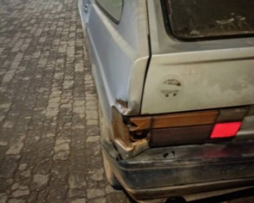 Homem embriagado é preso por bater carro furtado e tentar dar cabeçada em policial