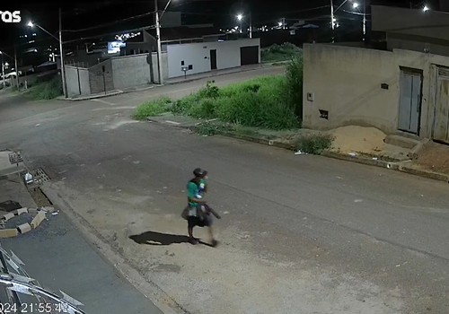 Vídeo mostra homem invadindo construção e furtando escada, no bairro Sorriso