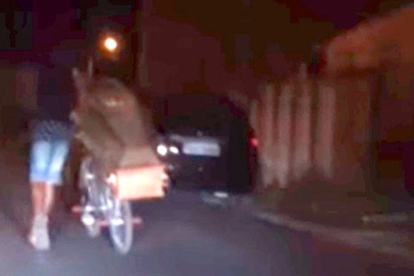Homem desenterra irmão e sai de bicicleta com o caixão pelas ruas da cidade de Prata