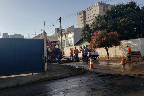 Tubulação da Copasa se rompe durante a madrugada e deixa bairros da cidade sem água