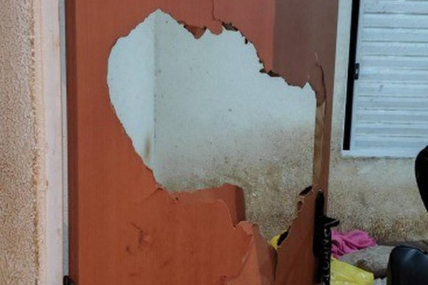 Homem é preso por violar medida protetiva e agredir ex-companheira, empurrando-a contra porta