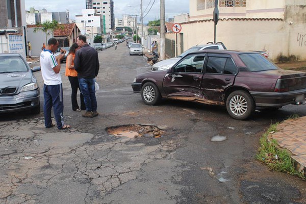 Dois acidentes simultâneos na Rua Dos Miosotes provocam danos e deixam trânsito confuso