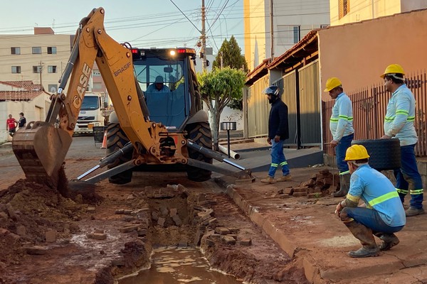 Copasa enfrenta novo rompimento de rede e trabalha para evitar faltar água em até 15 bairros