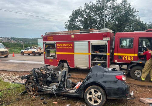 Batida entre carro e carreta mata quatro pessoas da mesma família e deixa criança ferida na BR040