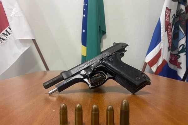 Homem é preso com arma, munições e ave silvestre na zona rural de Patos de Minas