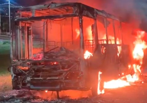 Ônibus é incendiado em São Gotardo e polícia apura possível relação com confronto que deixou dois mortos