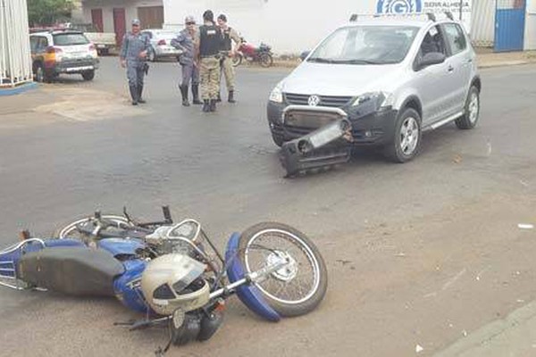 Motociclista trafega pela contramão, bate em veículo e fica ferido em Patos de Minas