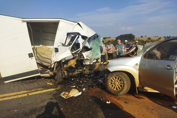 Acidente entre Van e caminhonete deixa feridos e dois mortos na MG 187, em Serra do Salitre