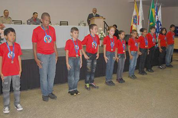 Alunos do Projeto Bombeiro Mirim recebem certificado de formatura em solenidade