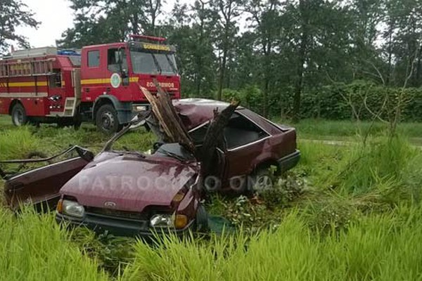 MG 188: Veículo capota, bate em árvore e veículo se parte matando condutor de Patrocínio (MG)