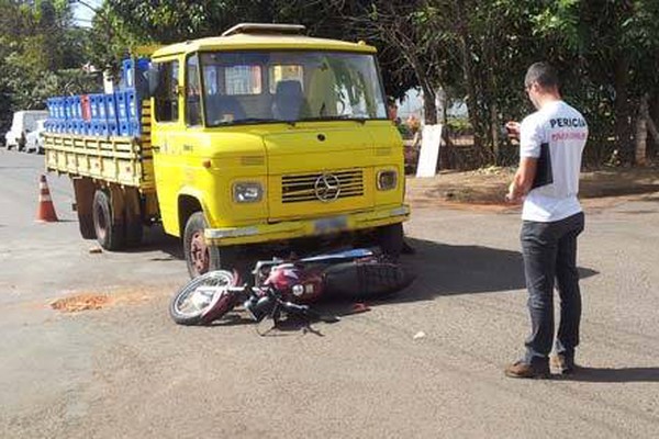 Motocicleta vai parar debaixo de caminhão em acidente no bairro Cristo Redentor