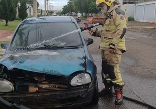 Bombeiros apagam chamas de carro incendiado criminosamente em Patos de Minas