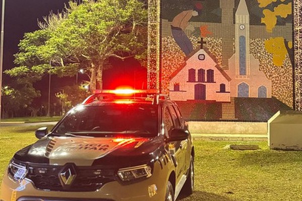 Jovem é esfaqueado nas costas por adolescente e policiais salvam homem em São Gotardo